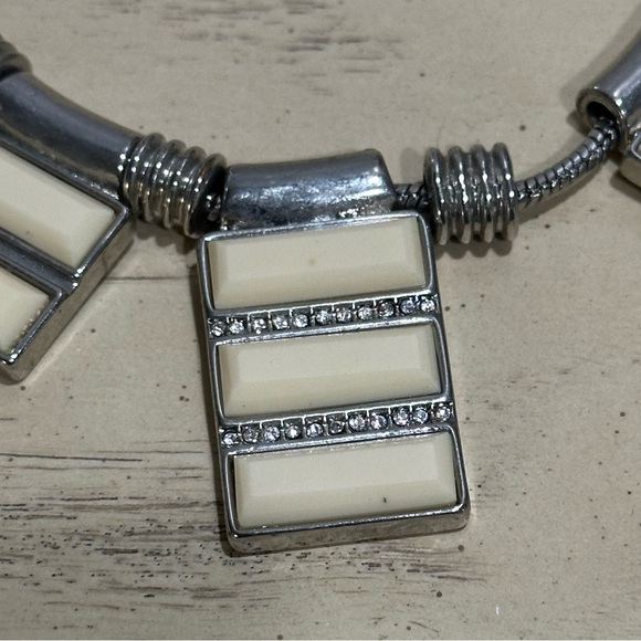 Very Pretty Statement Necklace - Picture 6 of 6